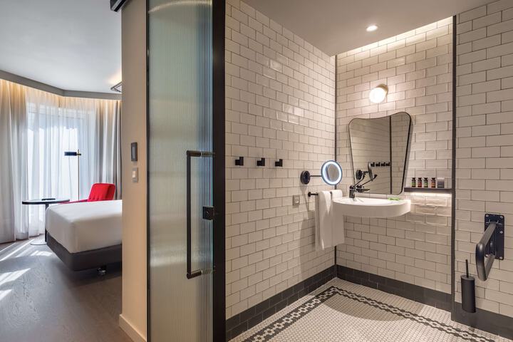 Room 11 of 80