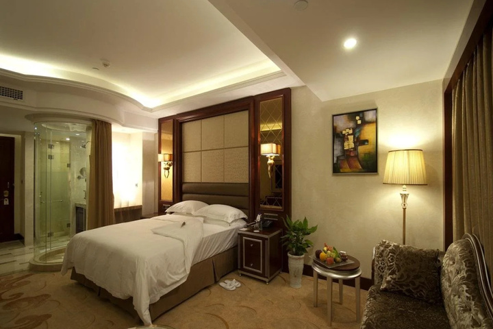 Room 5 of 9