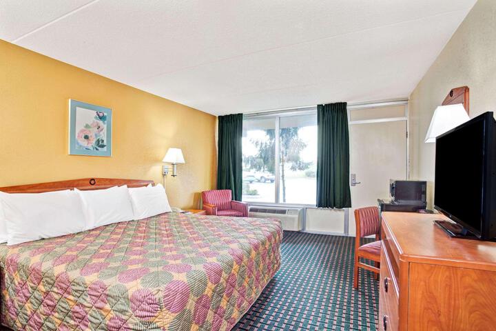 1 King Bed (1 of 8)