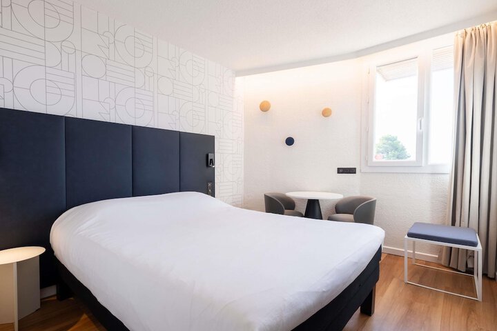Room 3 of 102
