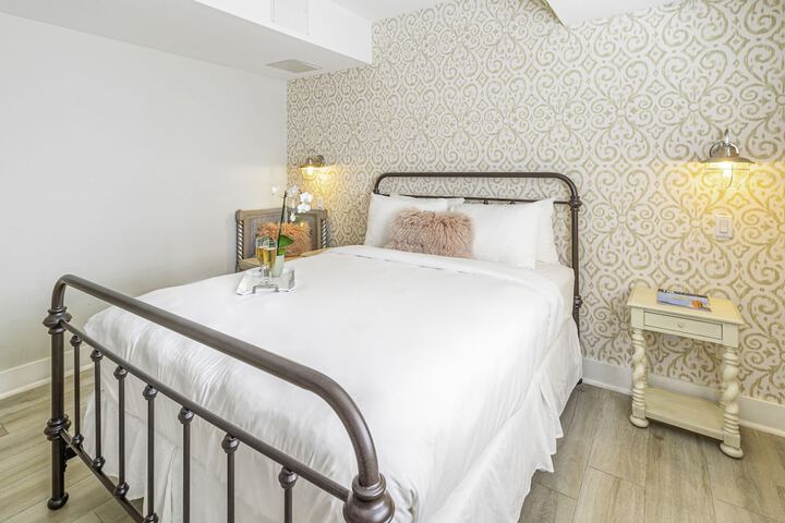 Queen Size Bed (22 of 23)