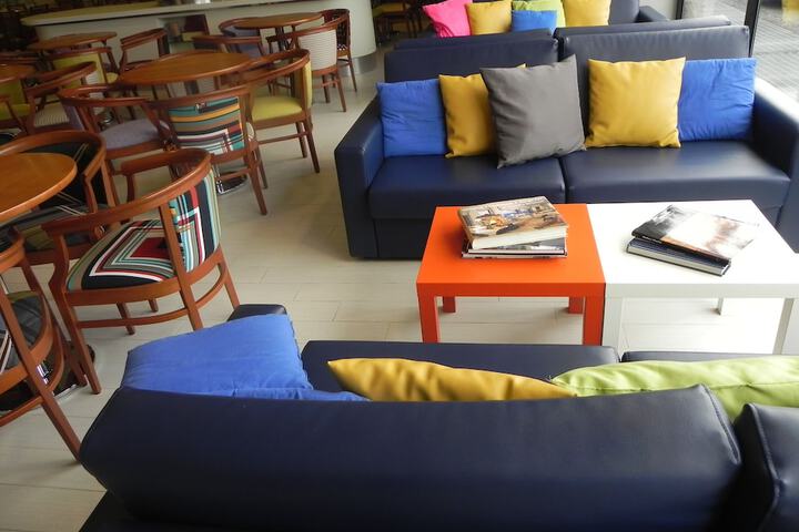 Lounge 80 of 97