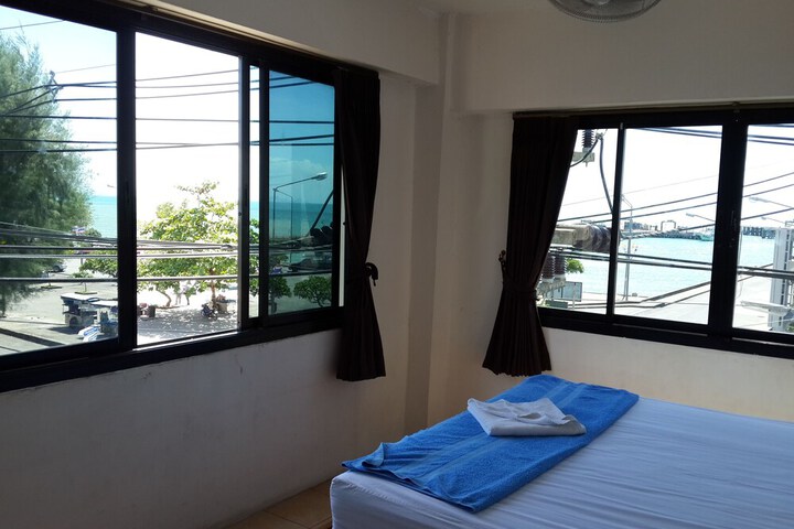 Room 6 of 22