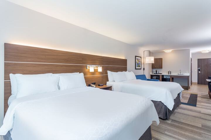 2 Queen Beds (3 of 12)
