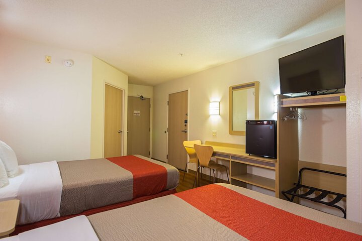 2 Double Beds (9 of 10)