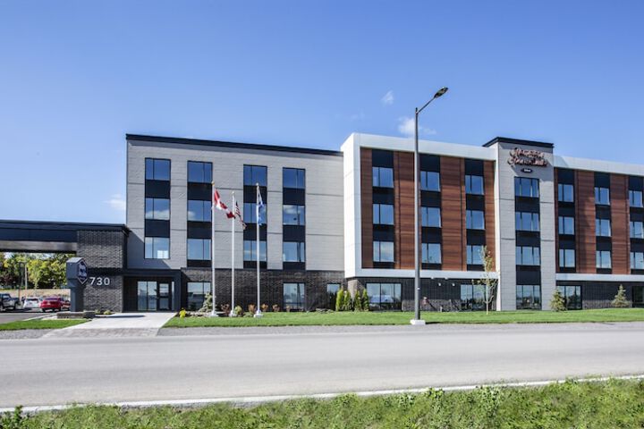 Hampton Inn & Suites by Hilton Quebec City Beauport Québec City ...