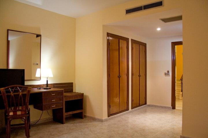 Room 12 of 37