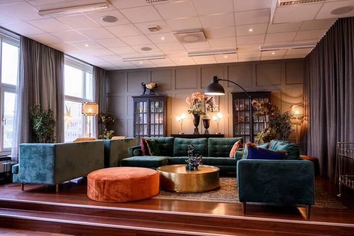 Lounge 32 of 35