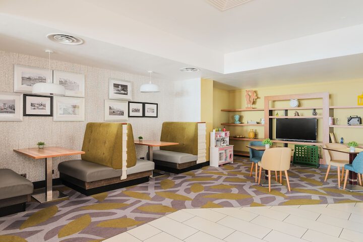 Lounge 102 of 137