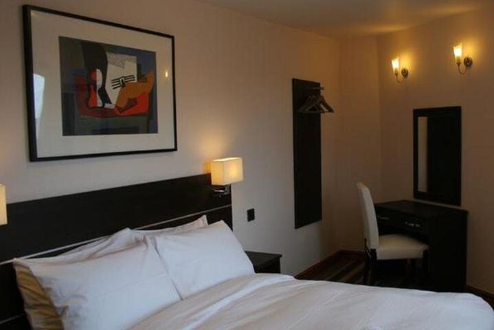 Room 4 of 9