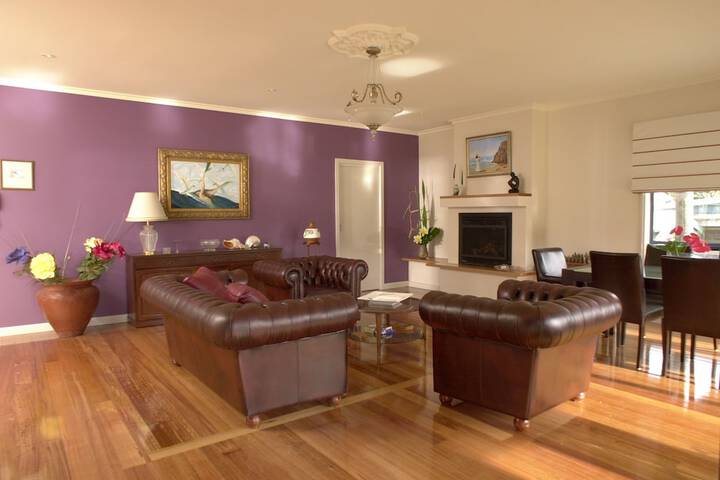 Lounge 22 of 24