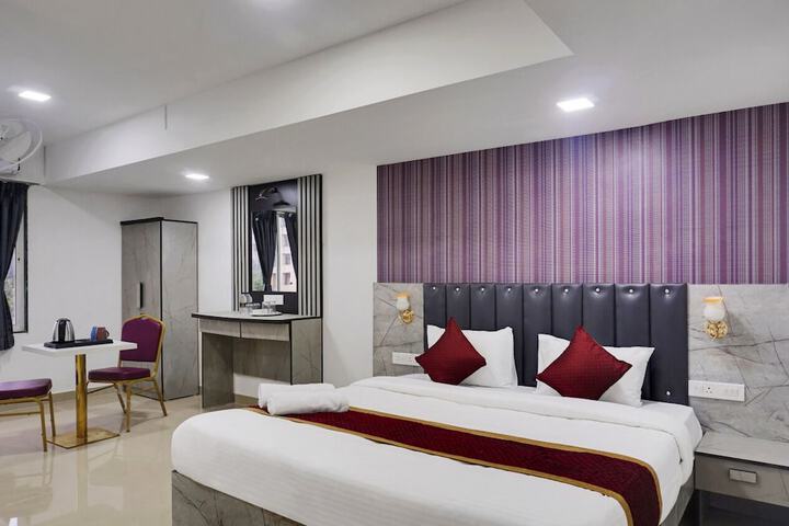 Room 4 of 9
