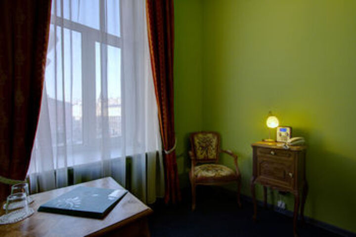 Room 6 of 25