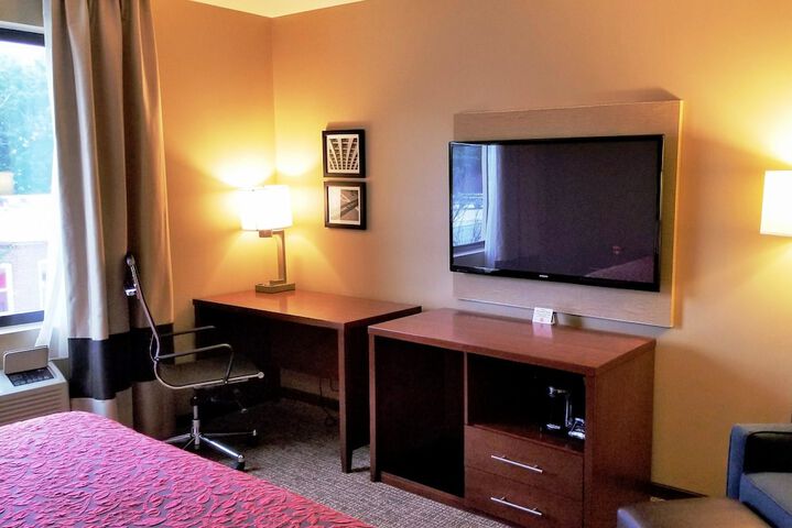 1 Queen Bed (7 of 10)