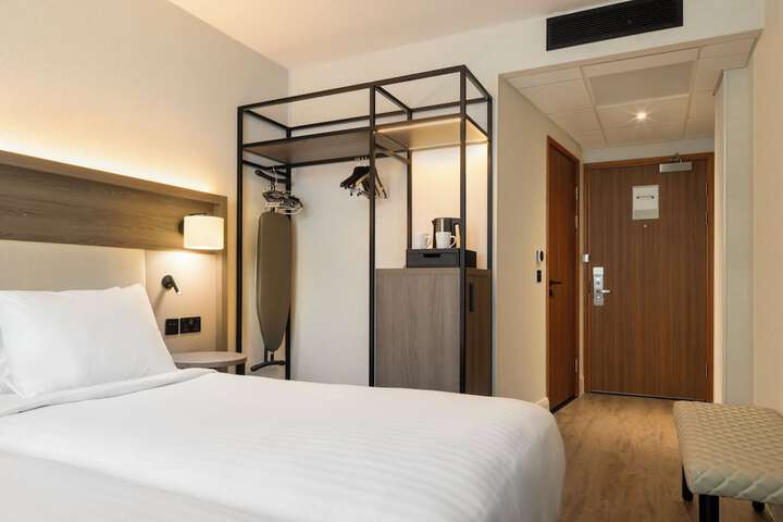 Room 7 of 14