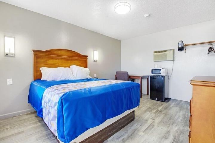 1 Queen Bed (1 of 11)