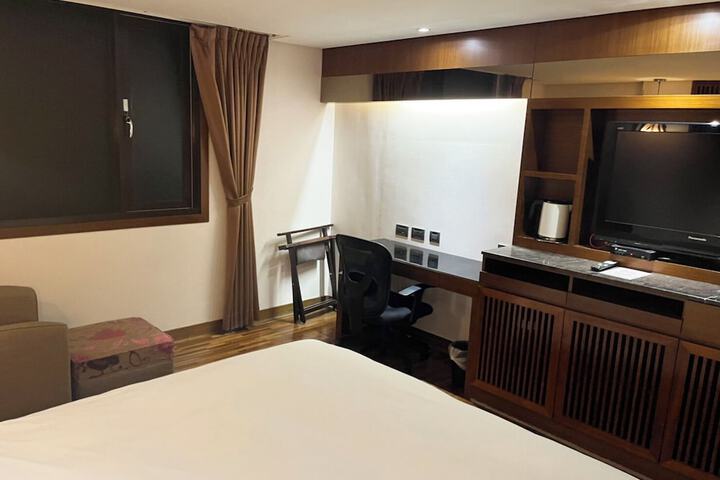 Room 25 of 48
