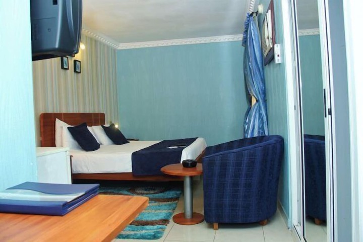 Room 7 of 9
