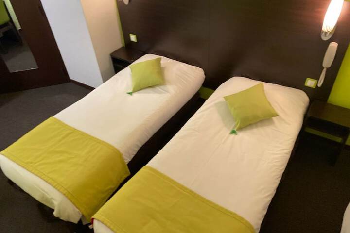 Room 13 of 36