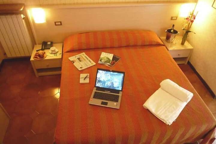 Room 6 of 15