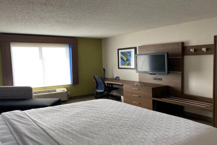 Standard King Bed Accessible (4 of 9)