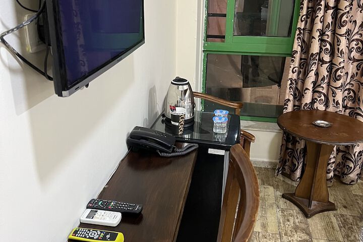 Room 6 of 27