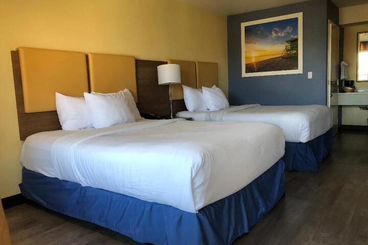 1 Queen Bed Accessible (6 of 8)