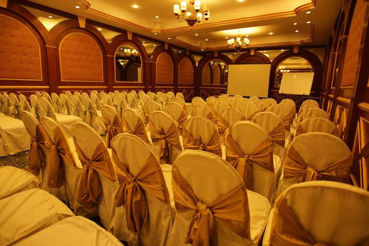 Ballroom/Hall 28 of 33