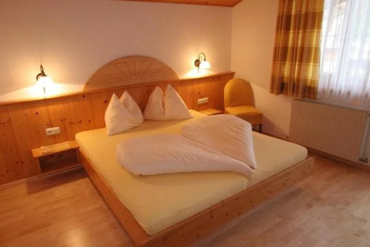 Room 4 of 17