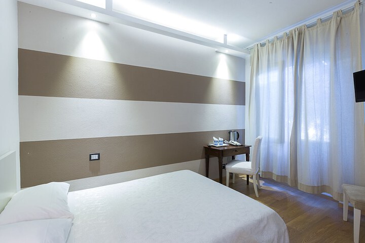 Room 13 of 38