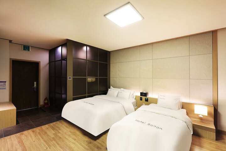 Room 27 of 90