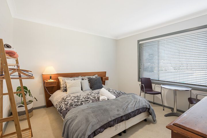 Room 4 of 16
