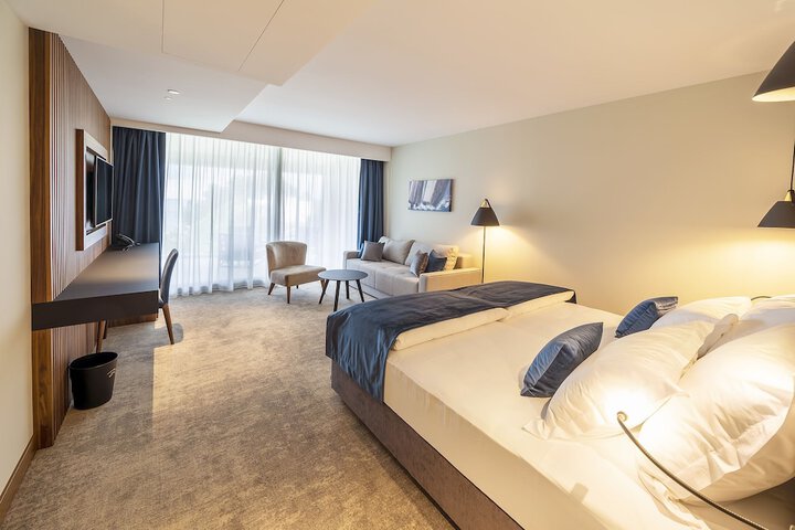 Room 10 of 77