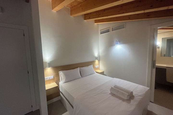 Room 6 of 16