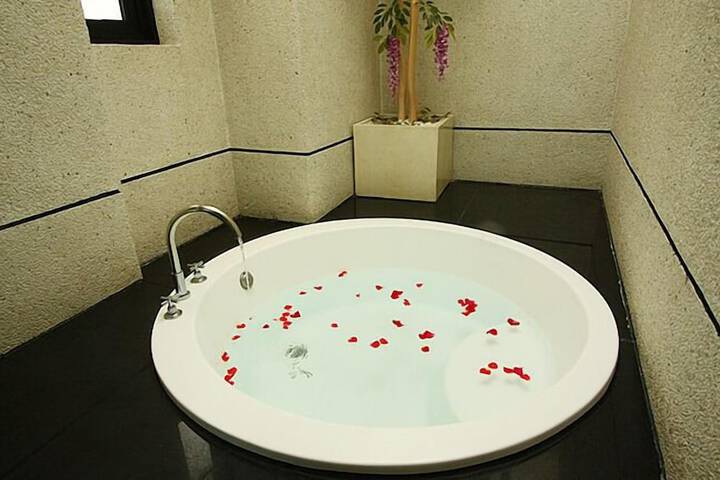 Deep soaking bathtub