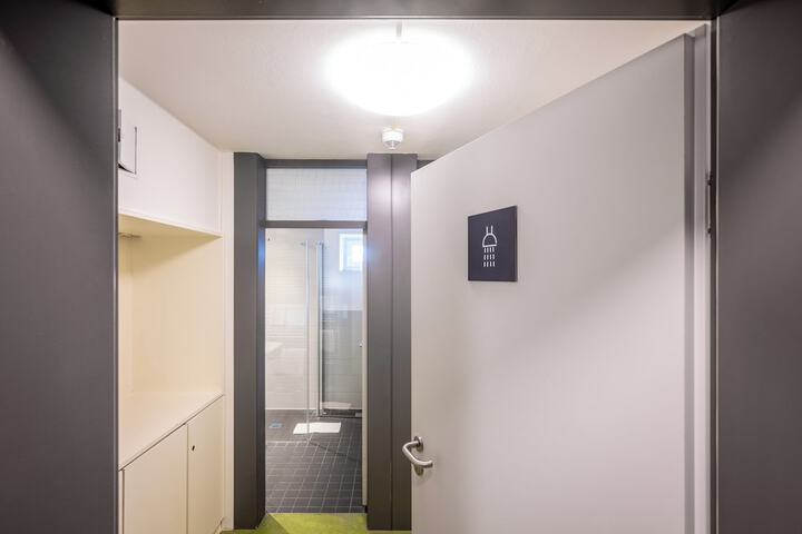 Room 4 of 93