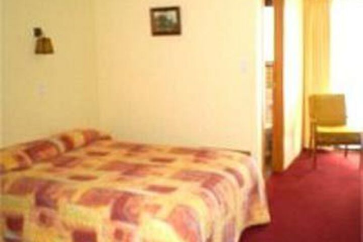 Room 6 of 10