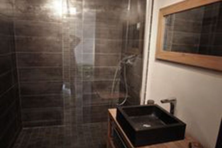 Room 4 of 33