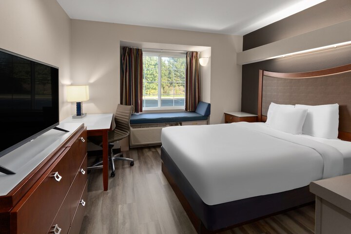 1 Queen Bed (4 of 21)