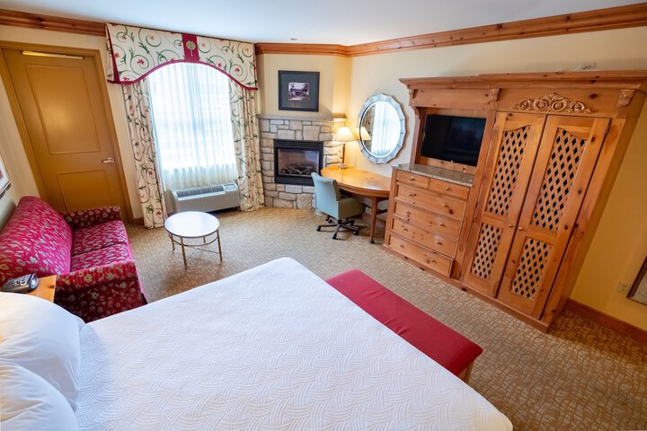 Premier King Bed (3 of 9)