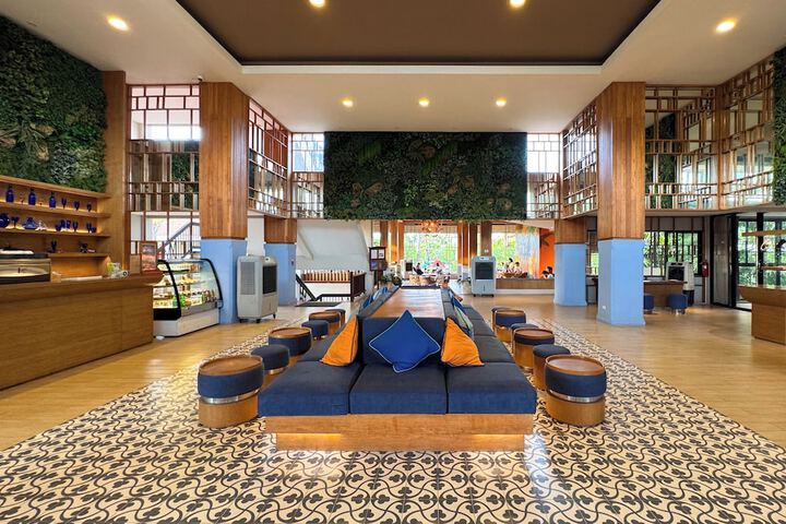 Entrance & Lobby