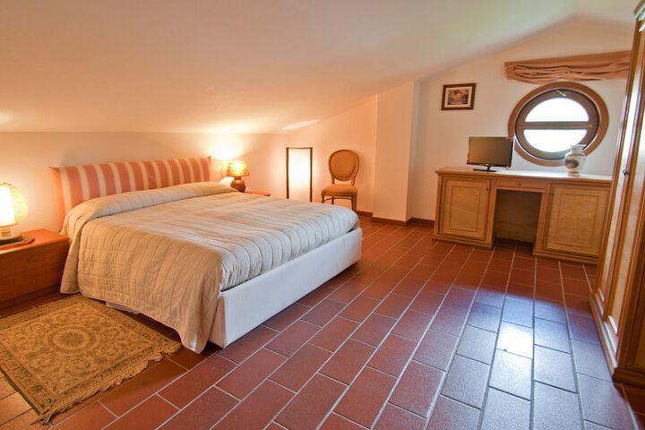 Room 4 of 94