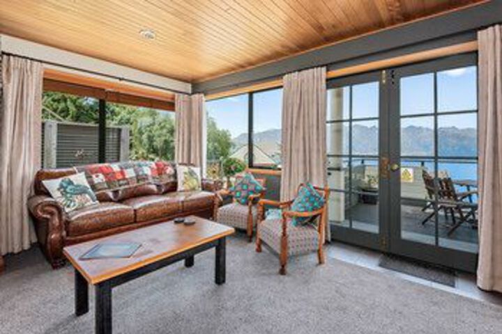 Panoramic Views on Greenstone Place