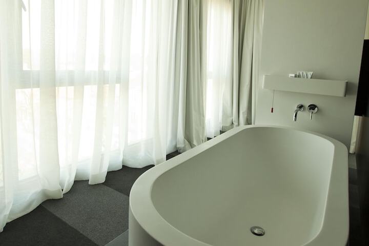 Deep soaking bathtub