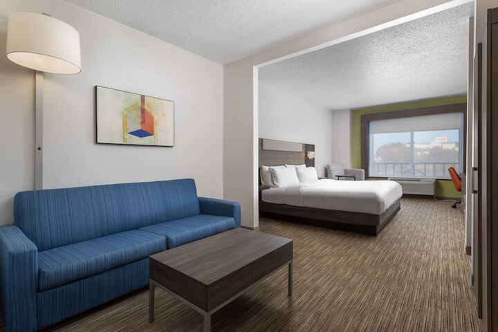 Suite 2 Queen Beds (5 of 7)
