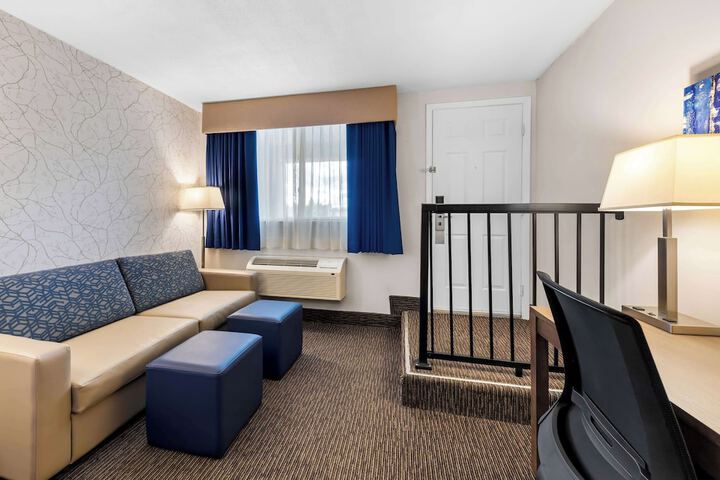 1 Queen Bed Microwave and Refrigerator Work Desk WiFi Continental Breakfast (1 of 20)
