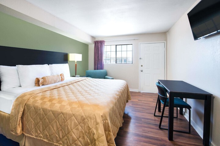 Room 12 of 17
