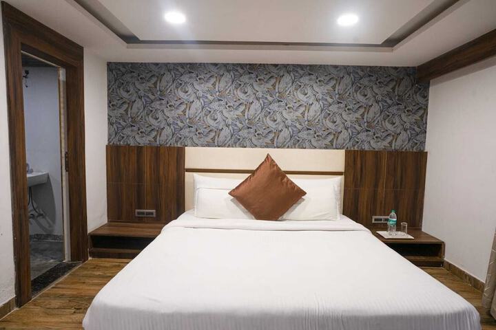 Room 5 of 13