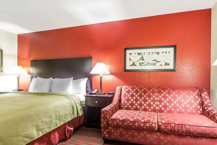 1 King Bed (3 of 5)