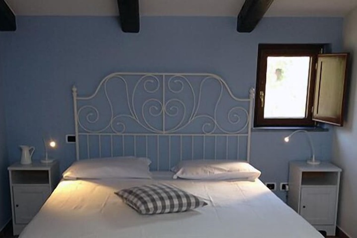 Room 6 of 32